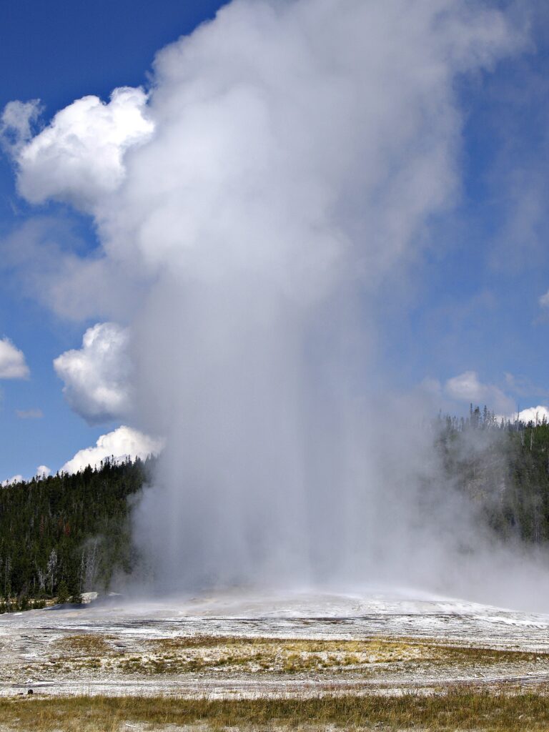 Discovering Yellowstone National Park A Comprehensive Guide to Geysers and Natural Wonders